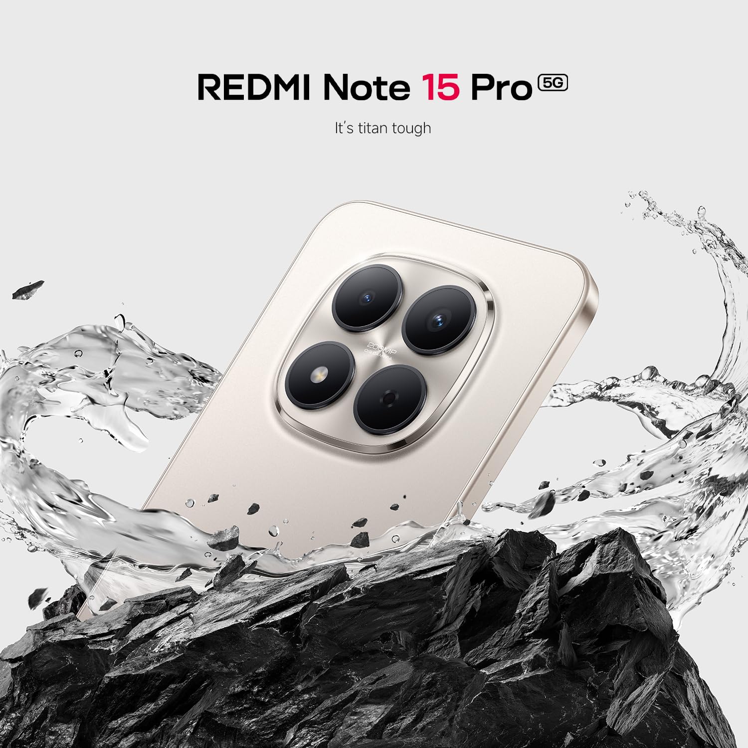 Smartphone Redmi Note 15 Pro 5G color champagne con módulo de cuatro cámaras 200MP emergiendo entre rocas y agua