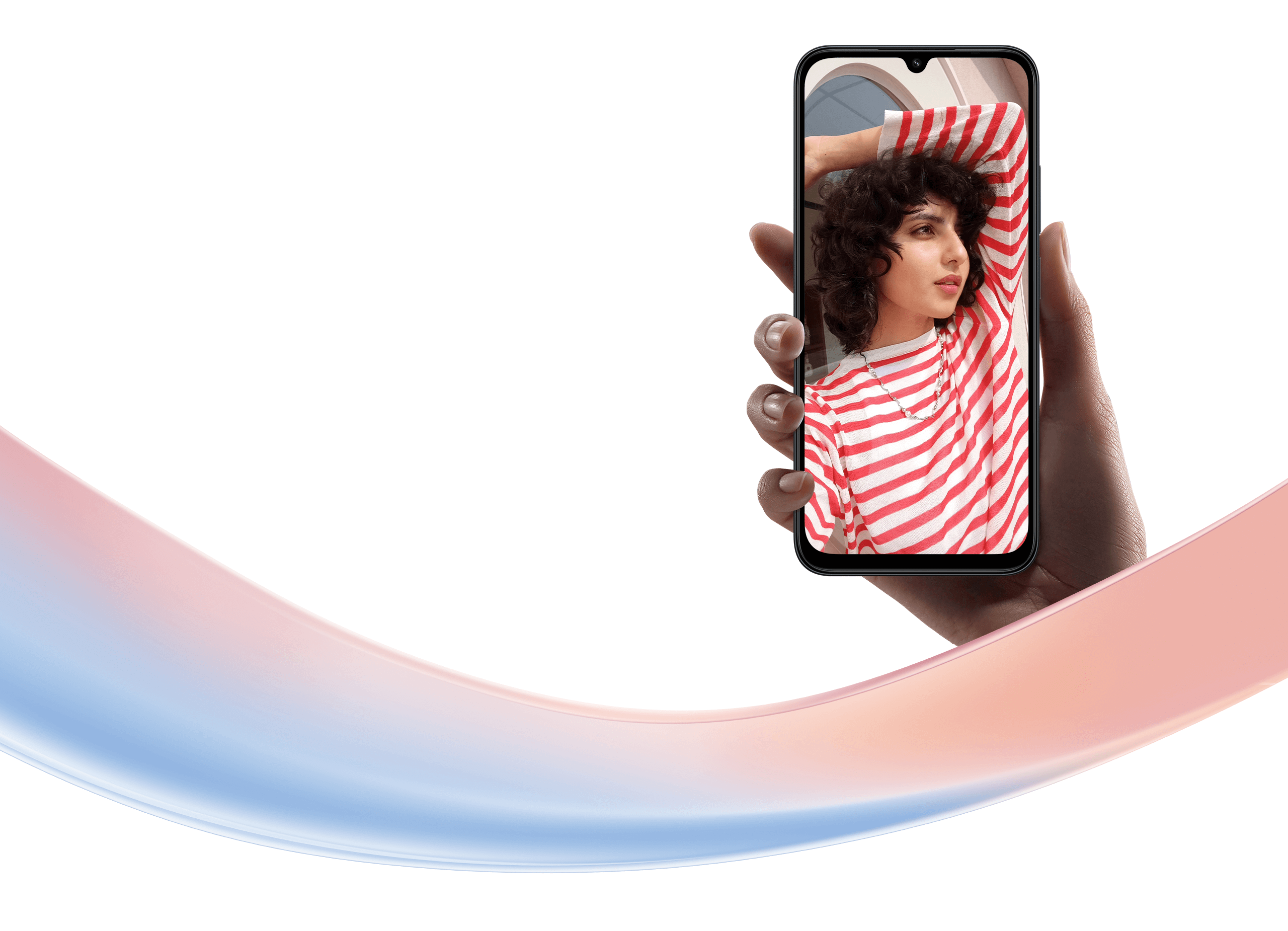 Mano sujetando smartphone moderno con pantalla completa mostrando retrato en su display