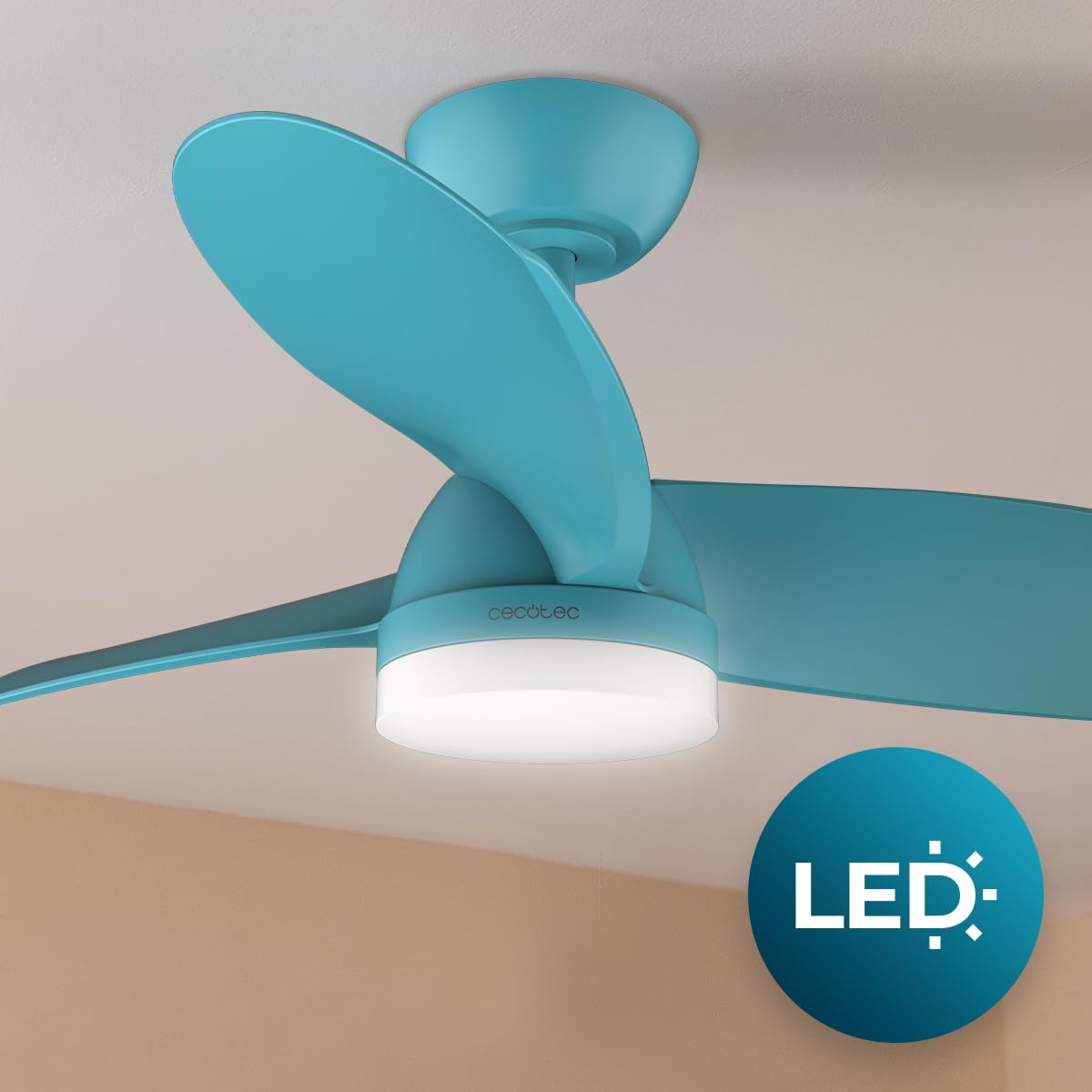 Cecotec EnergySilence Aero 3050 Sky instalado con la luz LED integrada encendida.