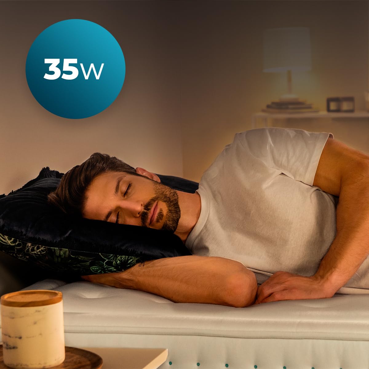 Hombre durmiendo tranquilo en dormitorio iluminado, destacando el bajo consumo de 35W del ventilador Cecotec