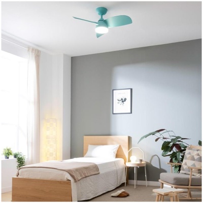 Ventilador de techo moderno en color turquesa con luz, instalado en dormitorio contemporáneo