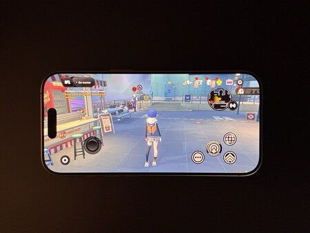 Smartphone ejecutando videojuego de anime en mundo abierto con controles táctiles en pantalla