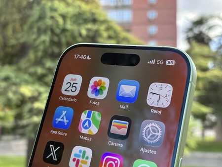 Primer plano de pantalla de iPhone mostrando aplicaciones de iOS con Dynamic Island visible