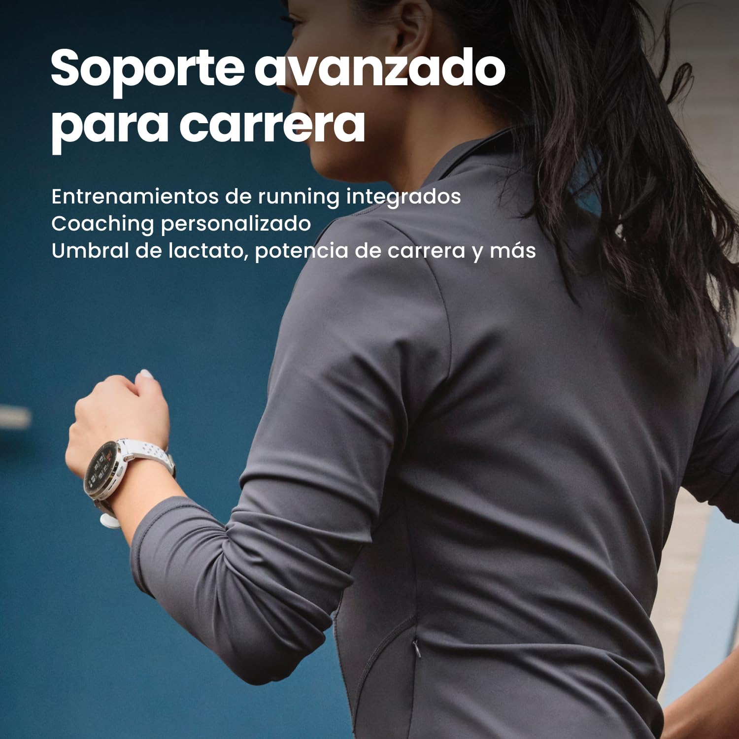 Mujer corriendo en pista atlética revisando smartwatch Amazfit Active 3 Premium con correa blanca
