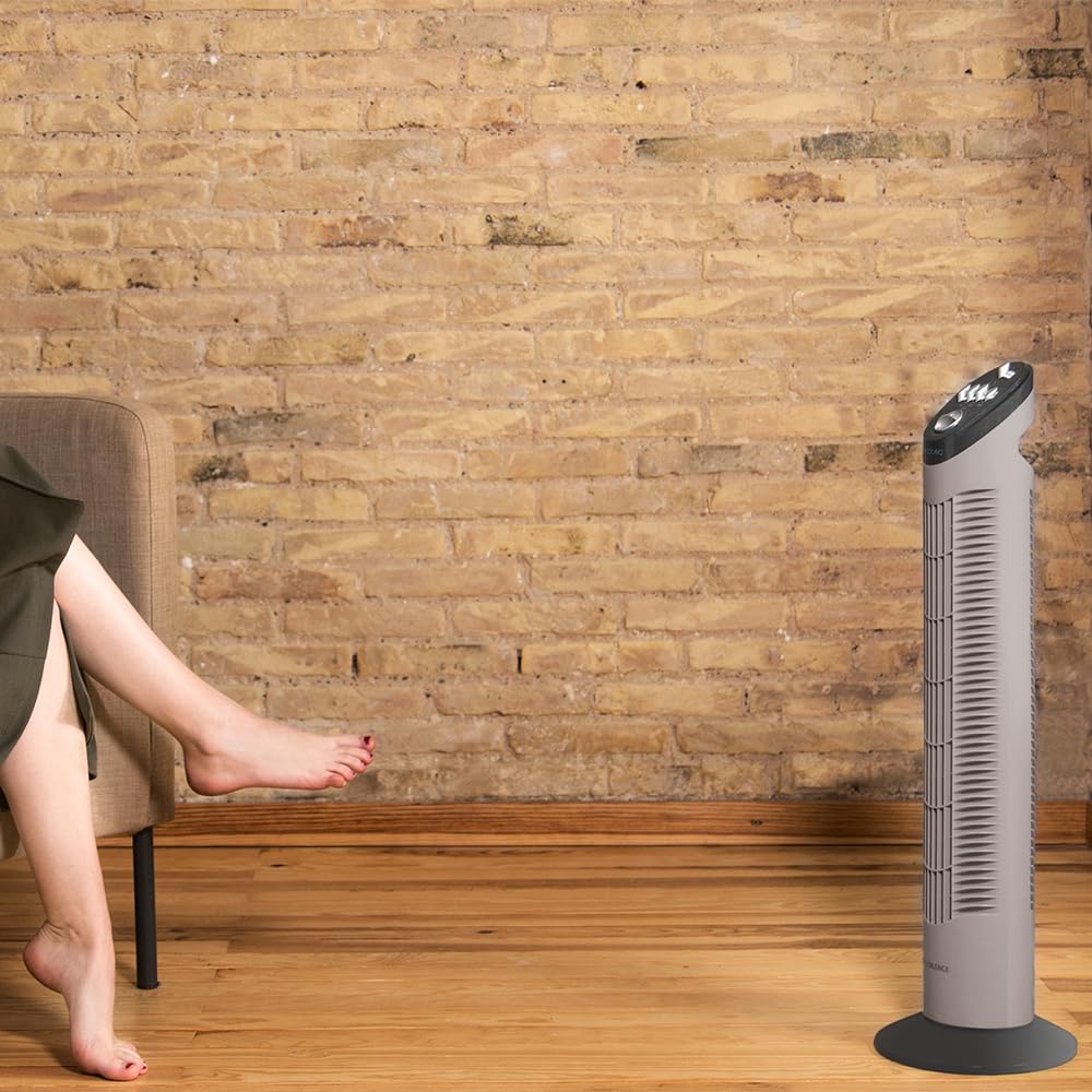 Ventilador torre Cecotec EnergySilence 790 en sala hogareña