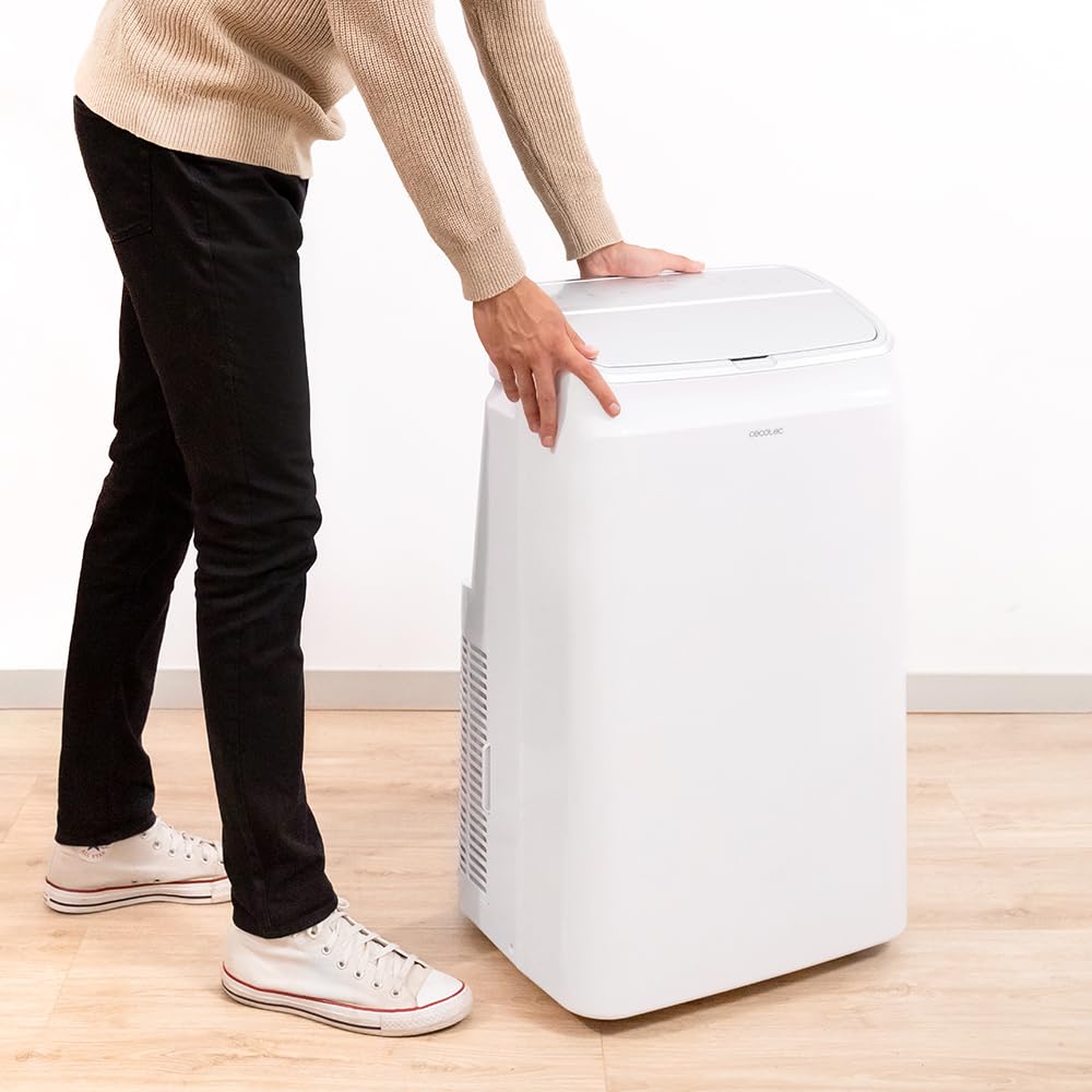 Aire acondicionado portátil Cecotec blanco con persona manejándolo.