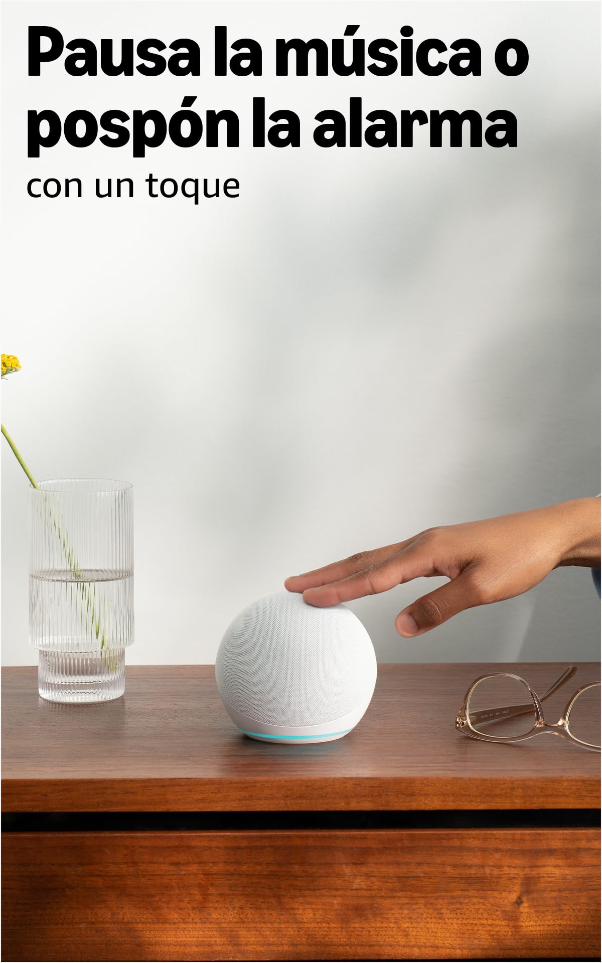 Echo Dot blanco con mano tocándolo para pausar música