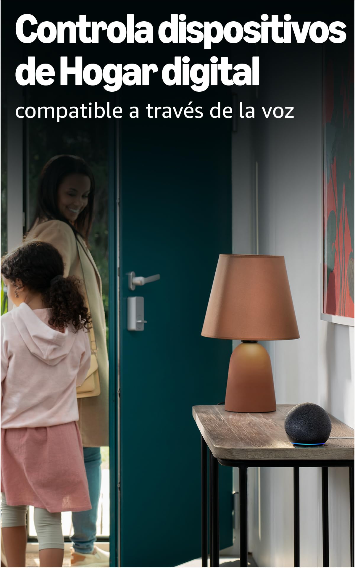 Echo Dot negro en mesa de hogar con mujer y niña entrando por puerta azul