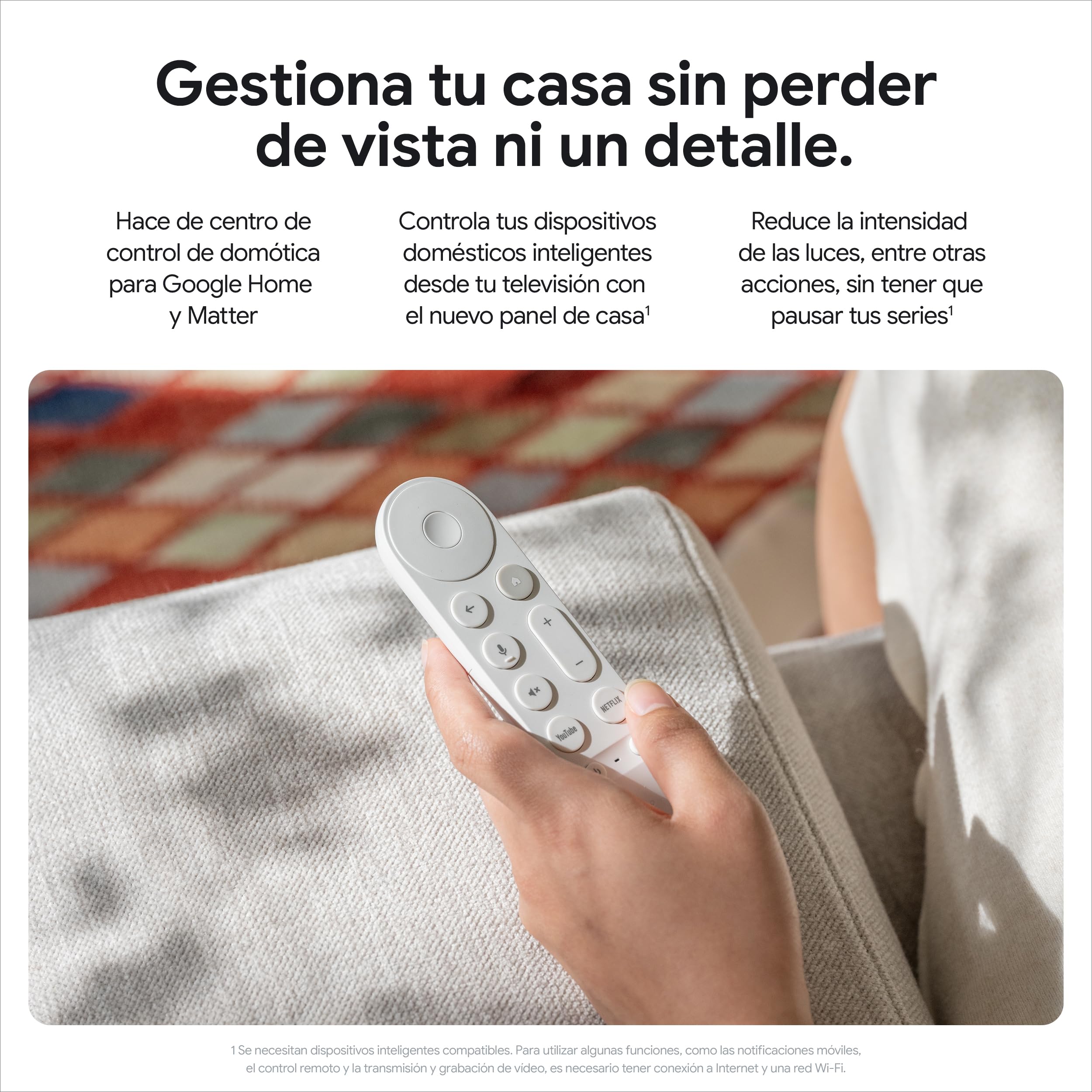 Mano con mando blanco Google TV Streamer sobre sofá gris claro
