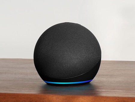 Altavoz inteligente esférico negro sobre mesa de madera