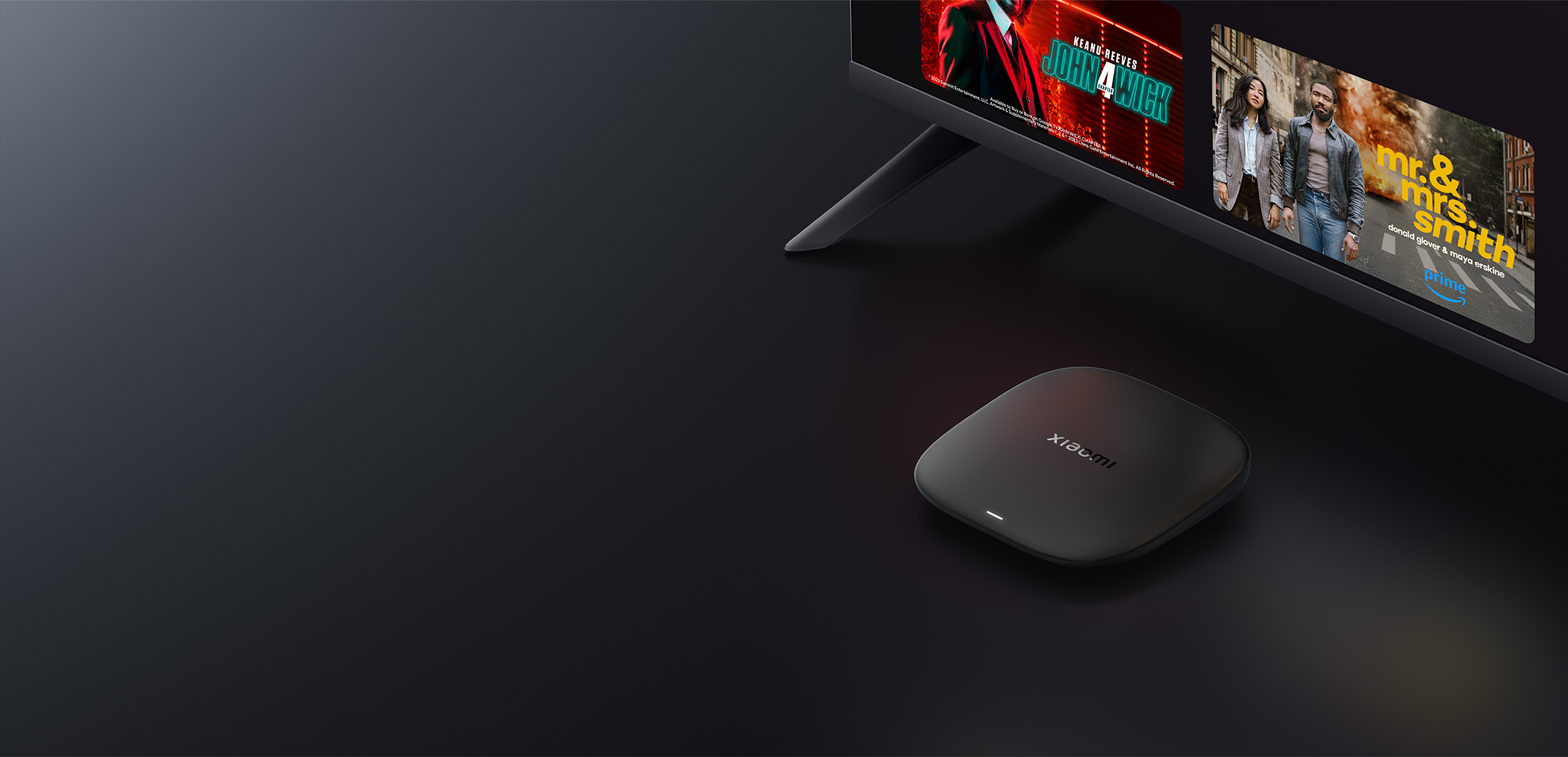 Reproductor Xiaomi junto a televisor con películas.