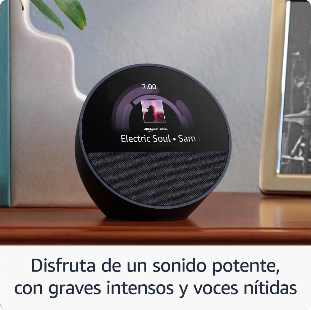 Amazon Echo Spot negro mostrando música en pantalla en ambiente hogareño
