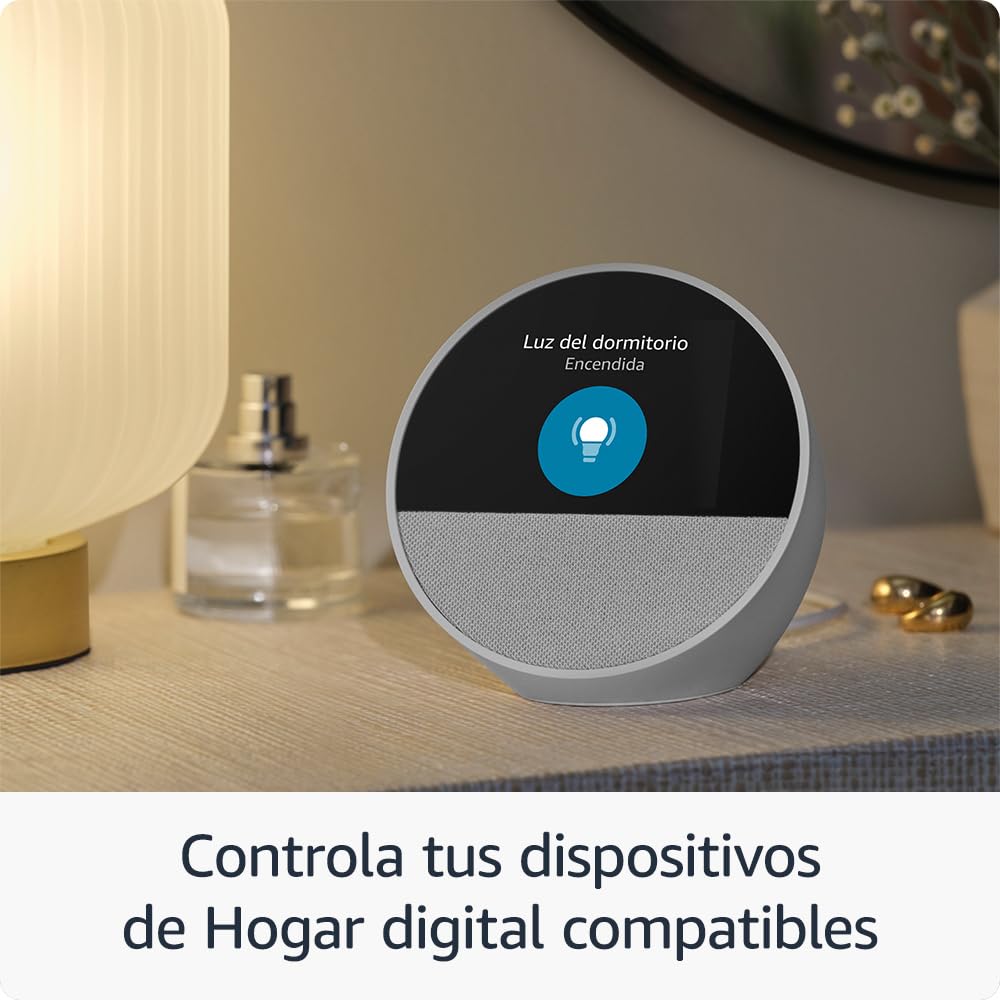 Amazon Echo Spot controlando luces del hogar en ambiente cálido.