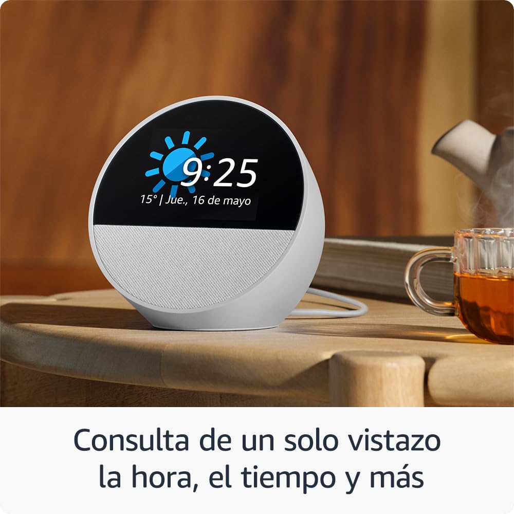 Echo Spot blanco con pantalla de reloj y clima en mesa de madera.