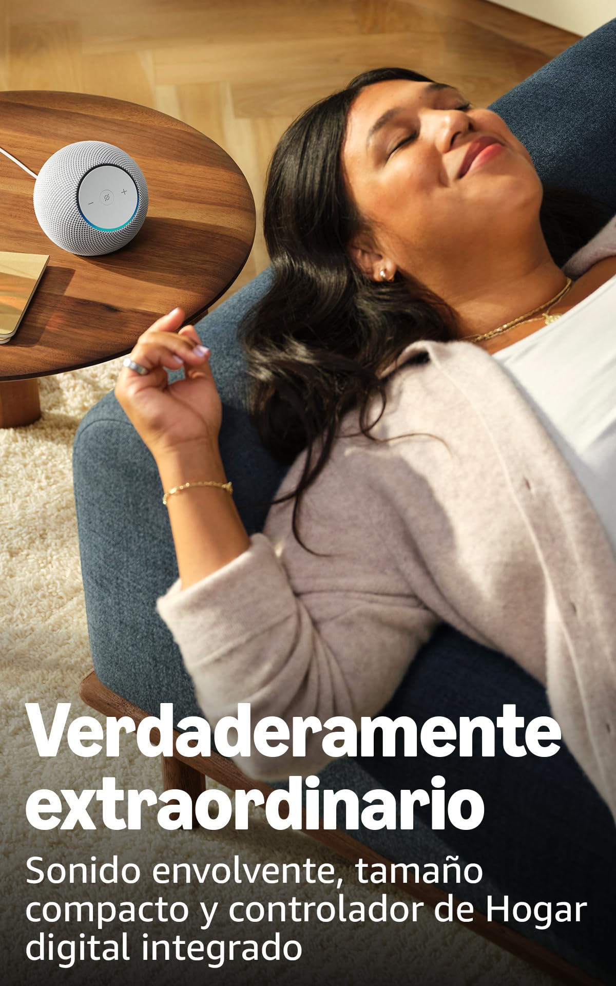 Amazon Echo Dot Max blanco sobre mesa con mujer relajada en sillón azul