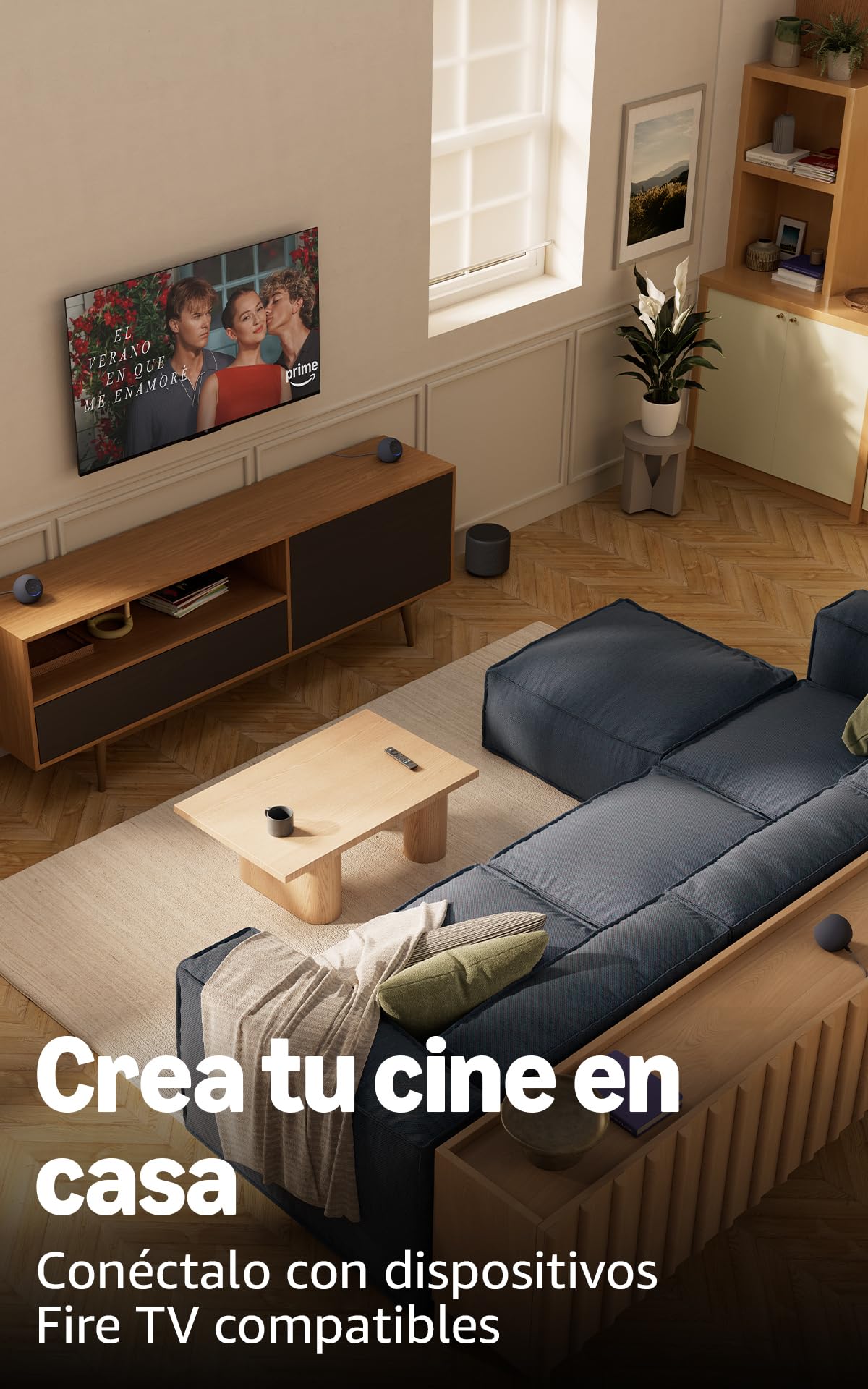 Sala moderna con Amazon Echo Dot Max y sistema cine en casa Fire TV