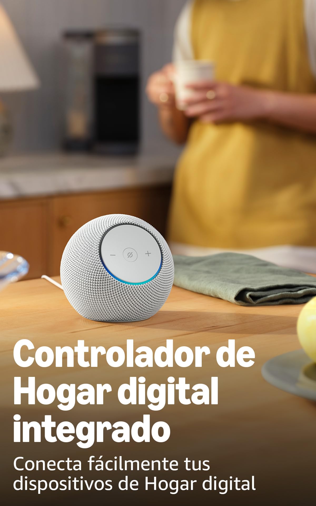 Echo Dot Max en mesa con entorno hogareño y texto promocional.