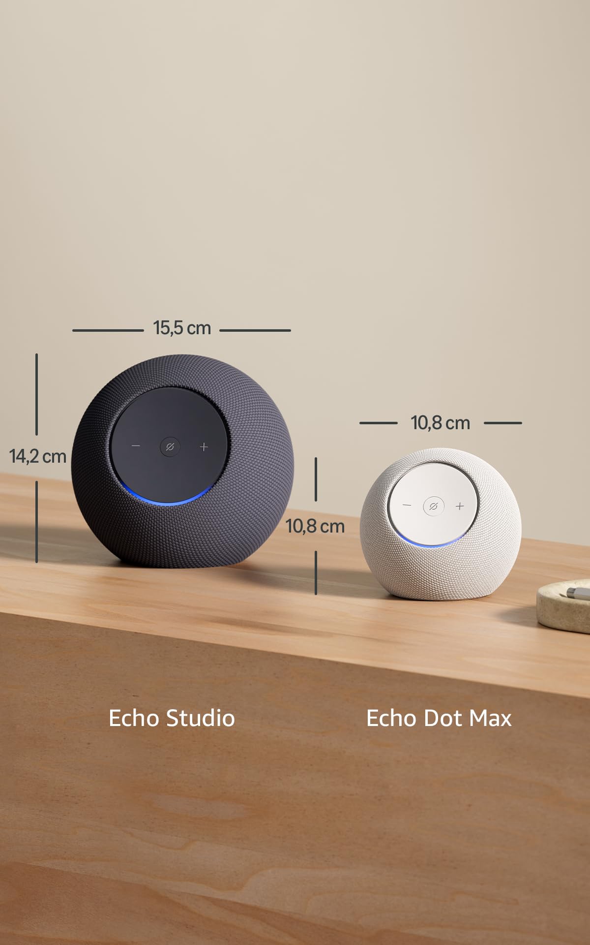 Comparación tamaño Echo Studio y Echo Dot Max sobre mesa de madera