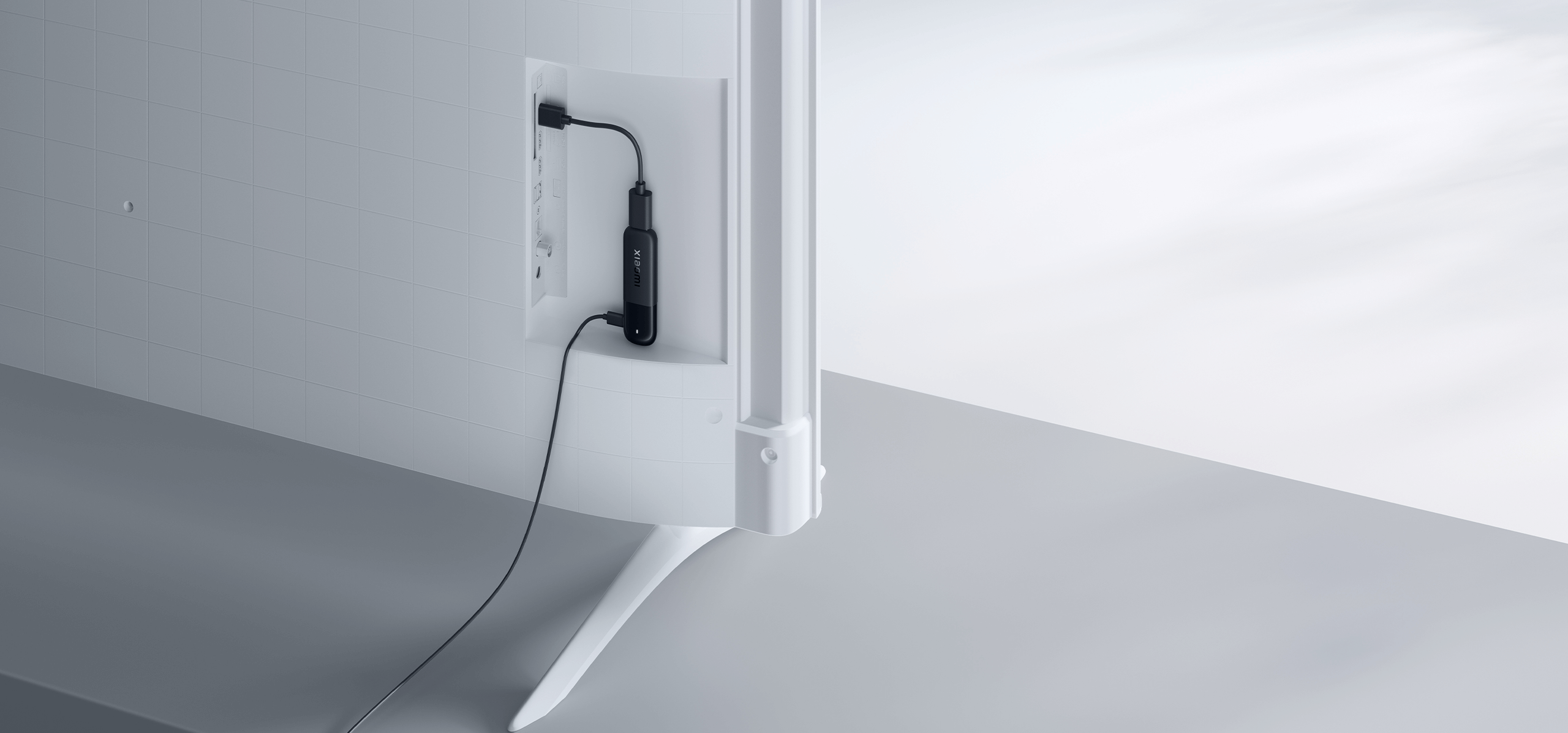 Dispositivo Xiaomi conectado detrás de televisor blanco