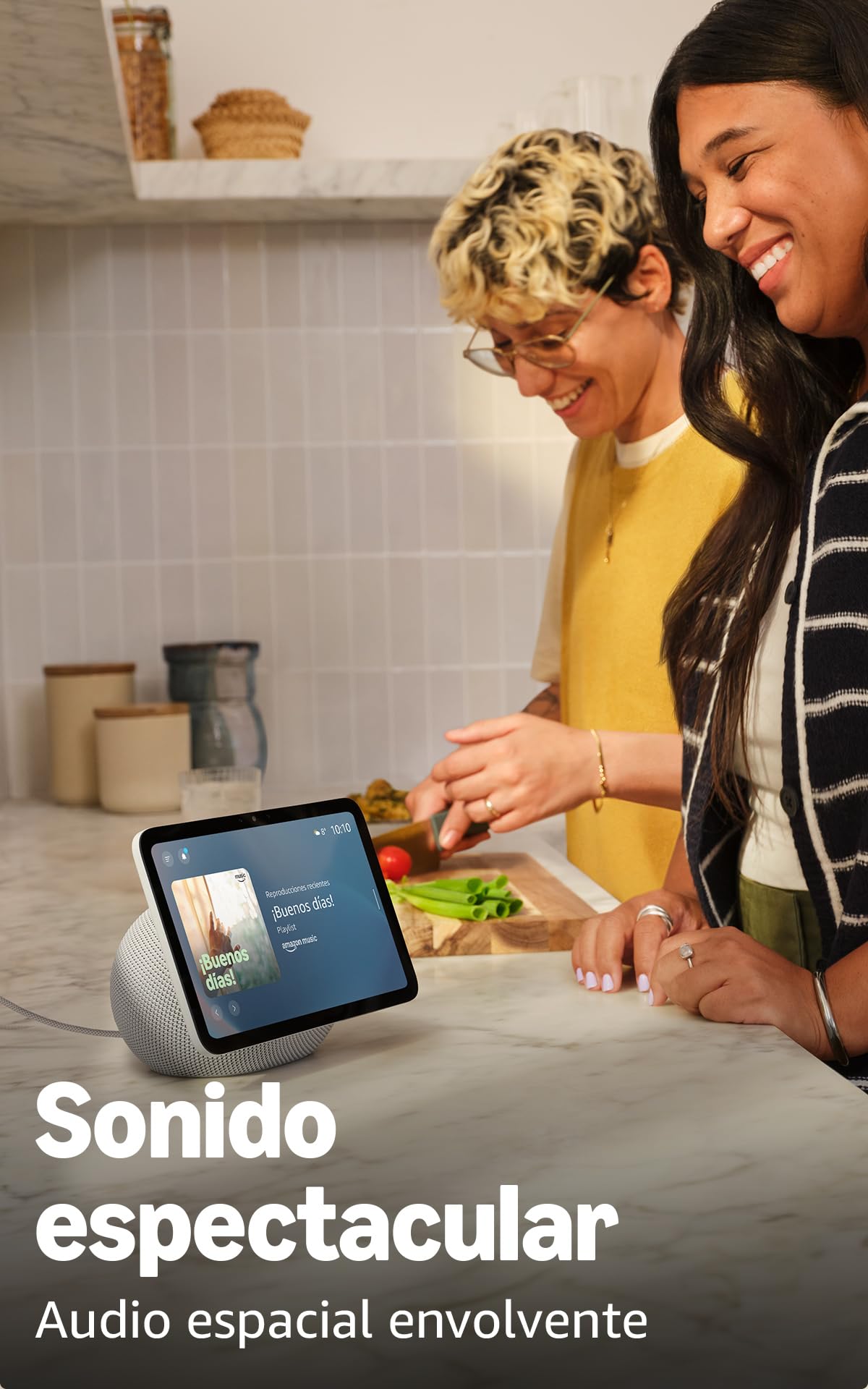 Amazon Echo Show 8 en cocina con audio espacial y pantalla táctil