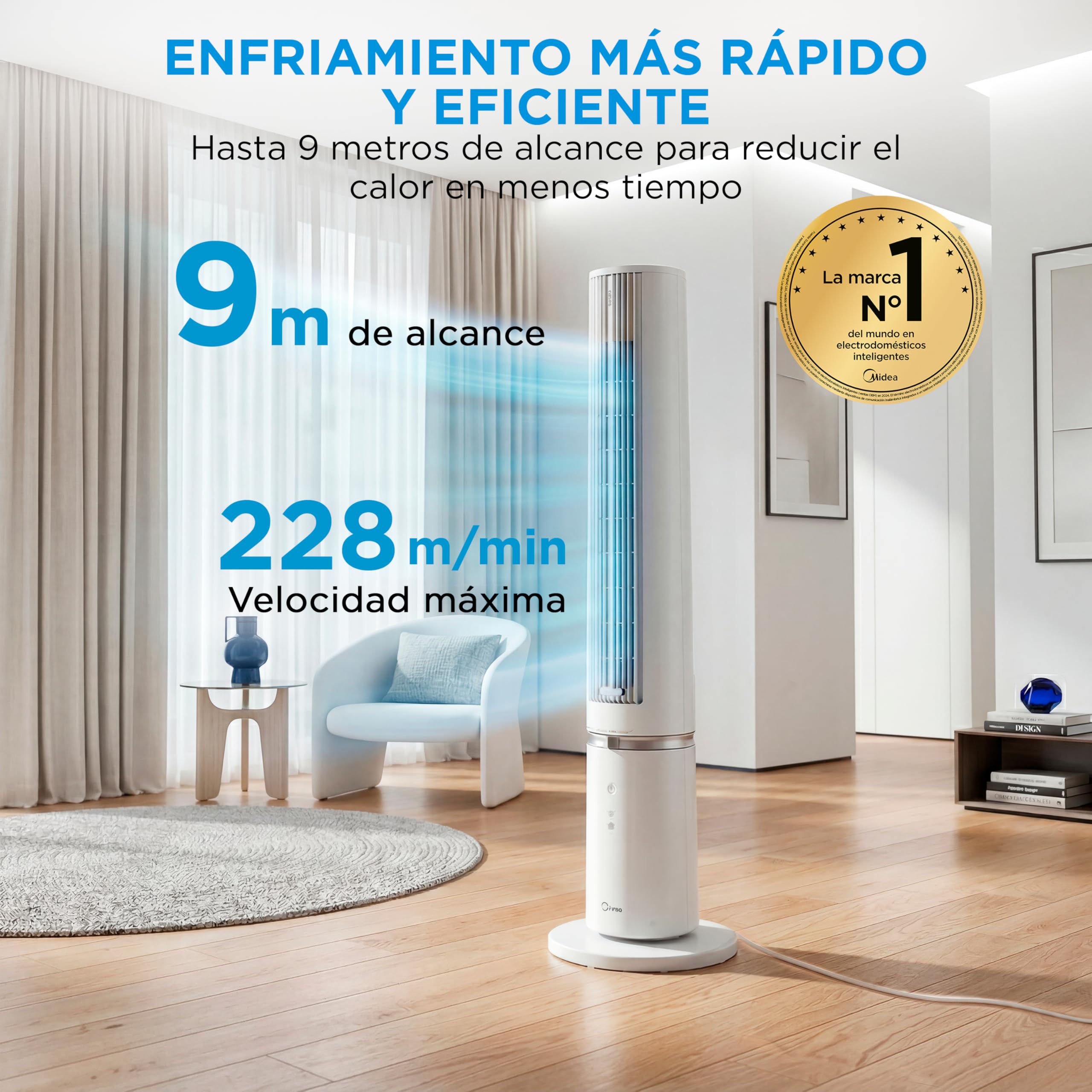 Ventilador de torre Midea con flujo de aire y diseño moderno en sala.