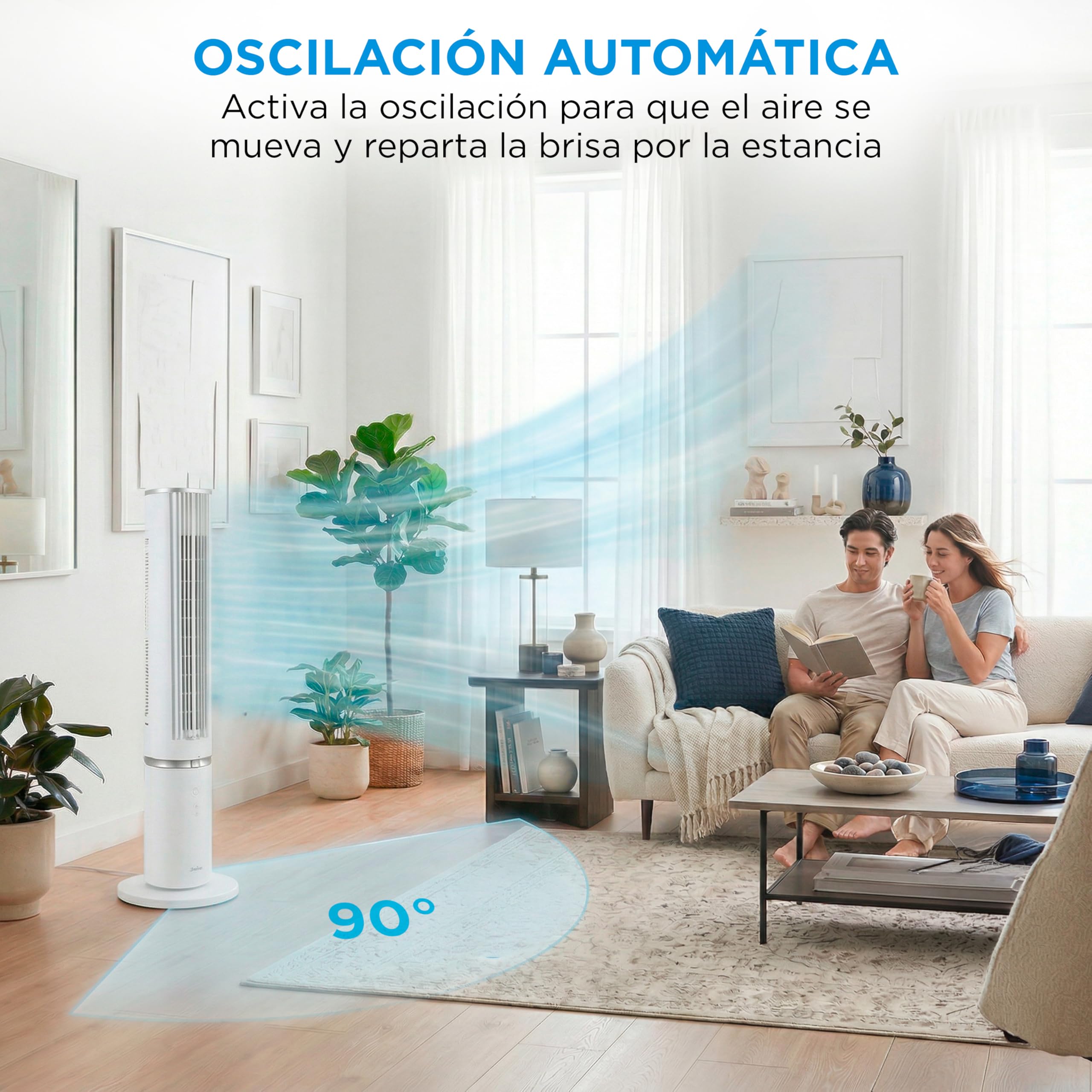 Ventilador torre Midea oscilando en sala moderna con pareja relajada.