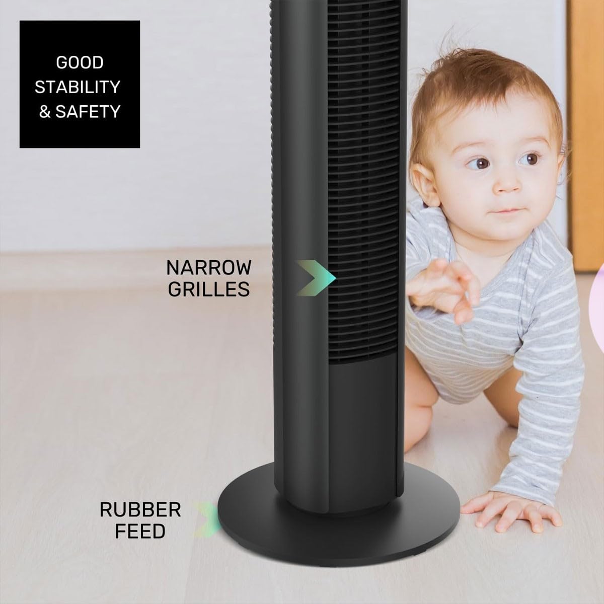Ventilador de torre negro con base estable y rejillas estrechas junto a niño pequeño