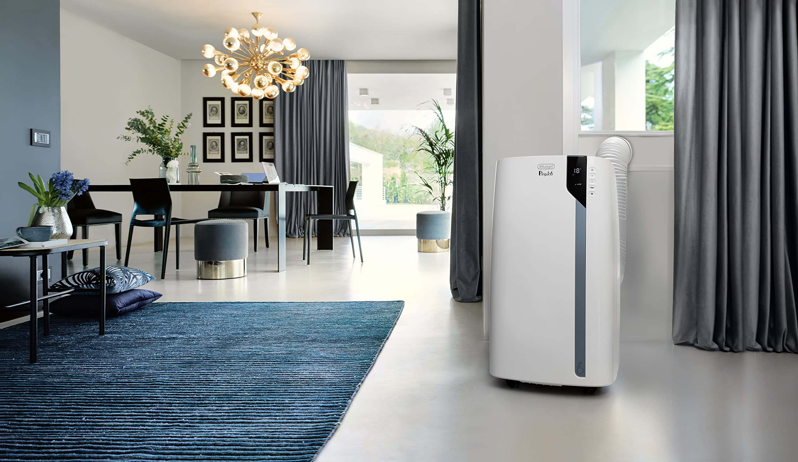 DeLonghi Pinguino PAC EX105A+++ instalado junto a una ventana en un salón