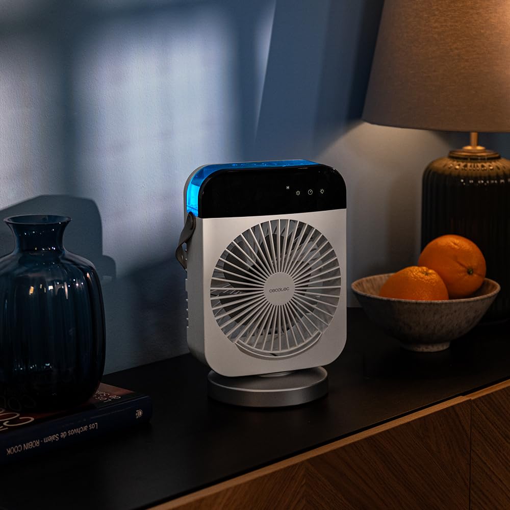 Cecotec DeskChill encendido con iluminación azul en una habitación oscura