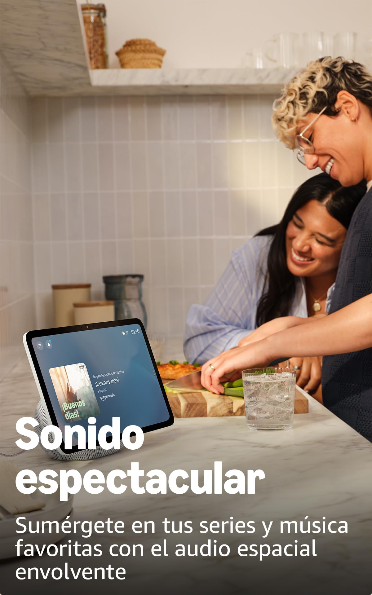 Amazon Echo Show 11 en cocina con pantalla musical y dos personas felices.