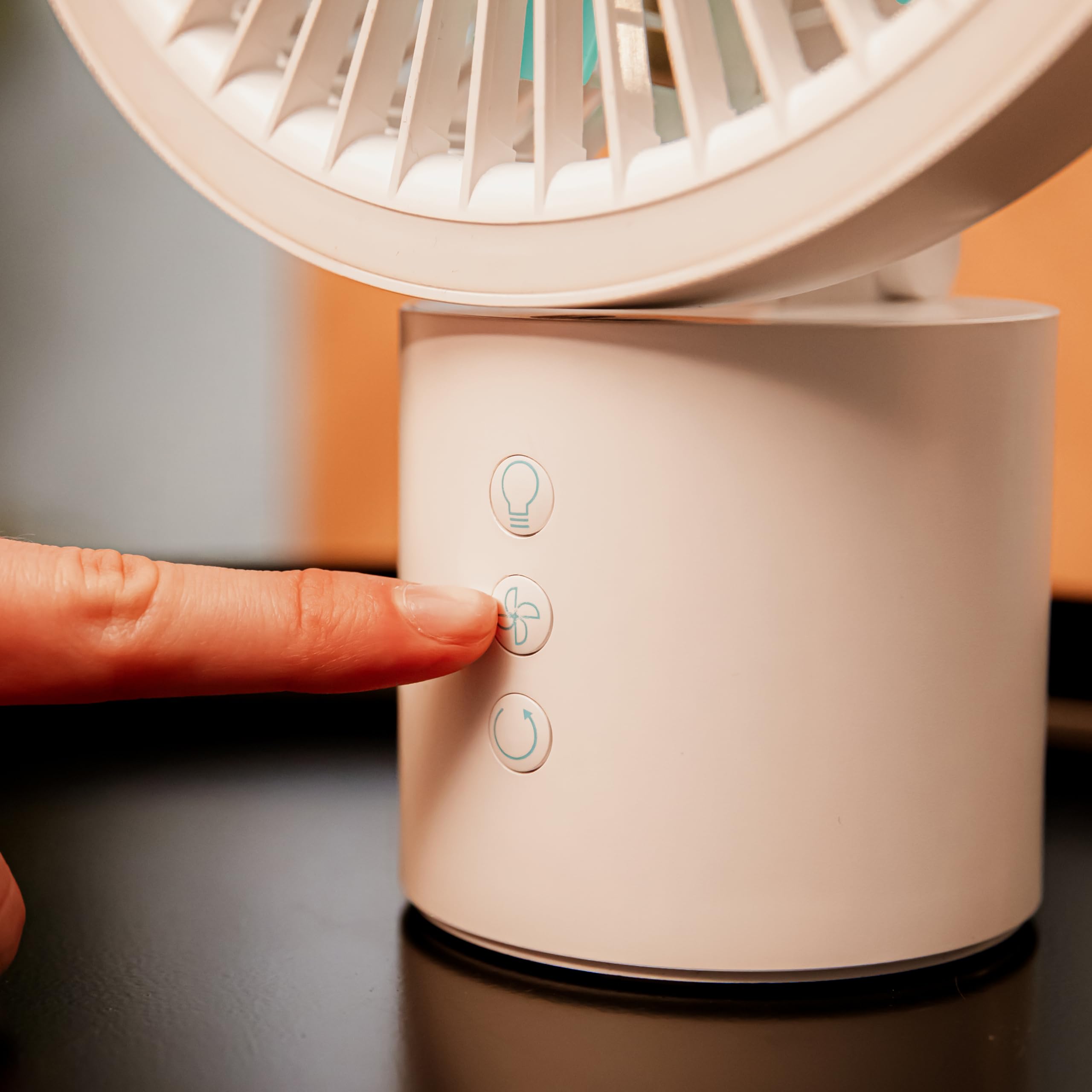 Dedo presionando botón de ventilador portátil Cecotec EnergySilence 8000
