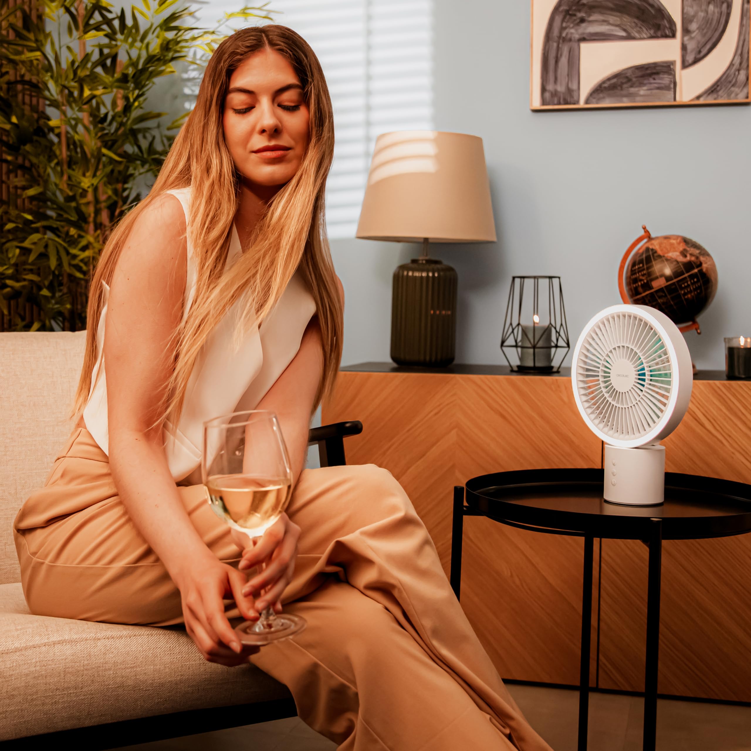 Ventilador Cecotec EnergySilence 8000 en salón junto a mujer relajada