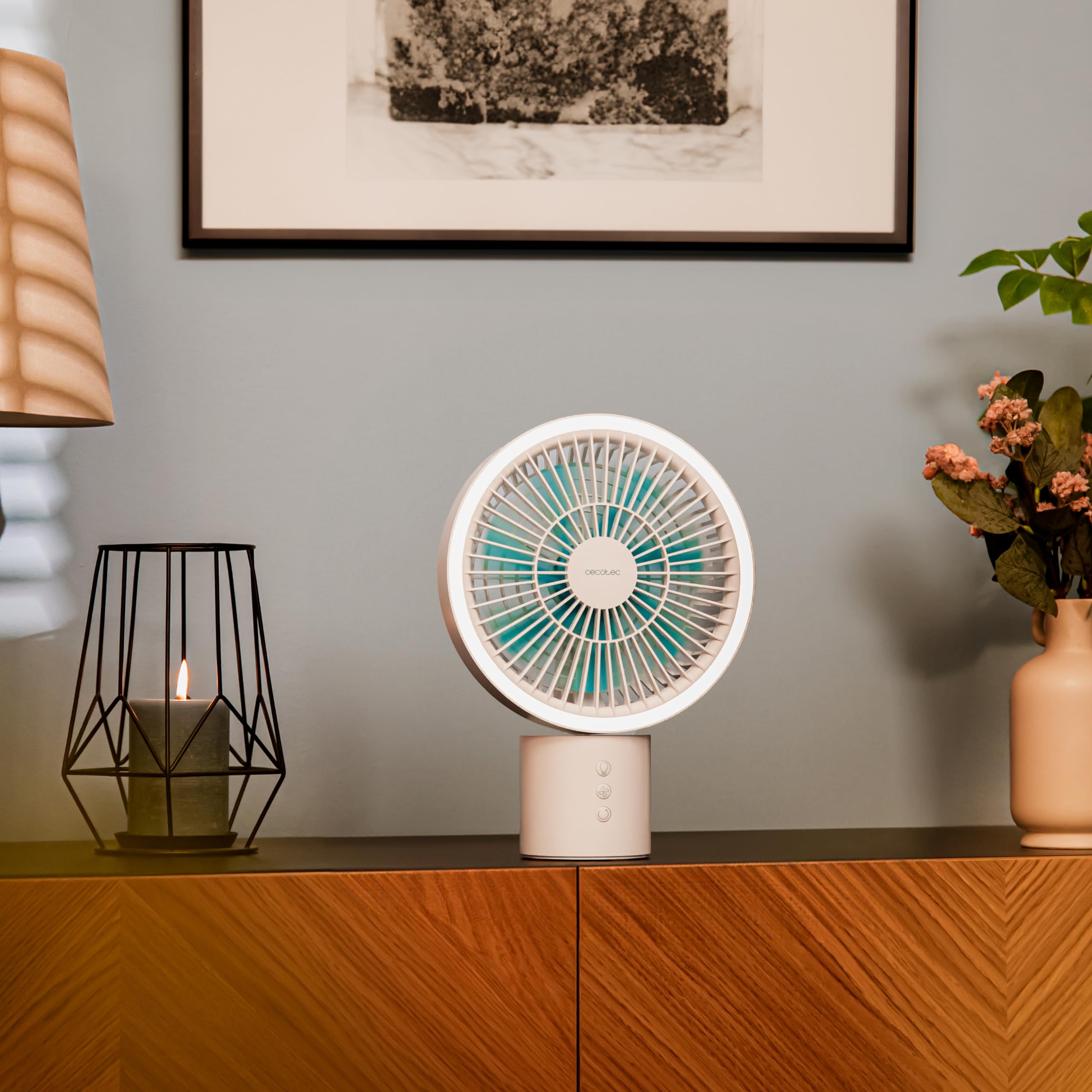 Ventilador portable Cecotec EnergySilence 8000 sobre mesa.