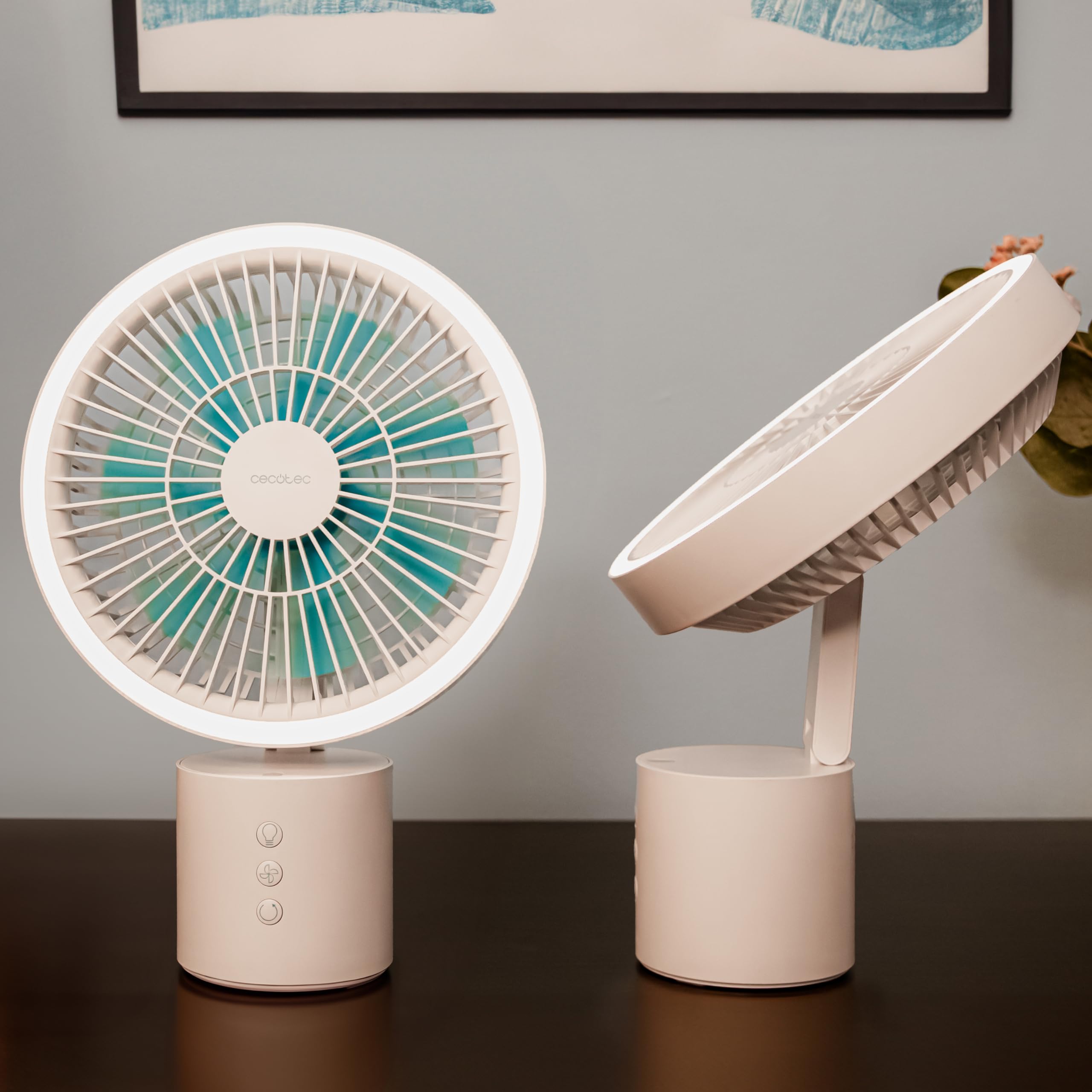 Dos ventiladores Cecotec EnergySilence 8000 en distintas posiciones de inclinación