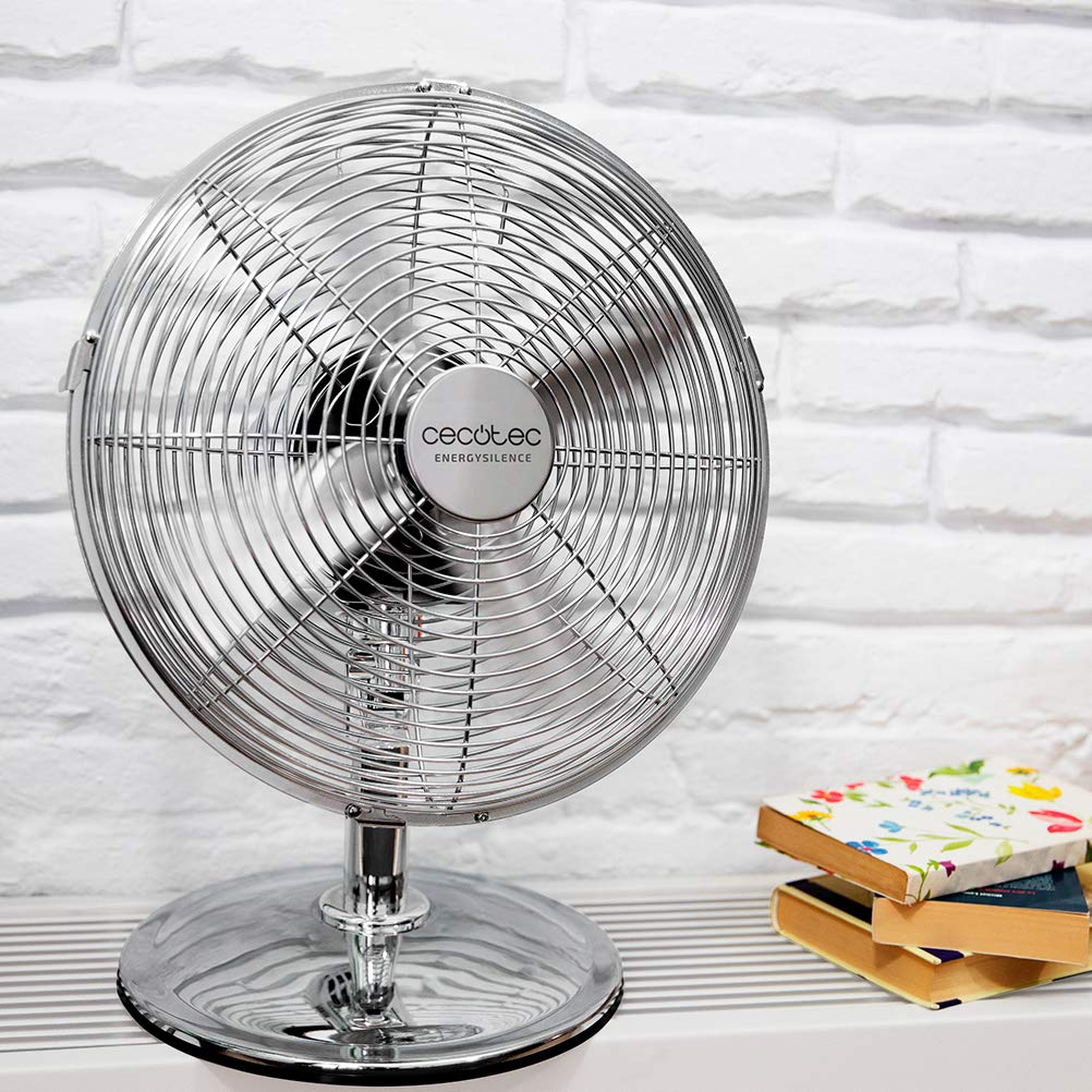 Ventilador Cecotec EnergySilence 620 cromado sobre fondo blanco y libros.