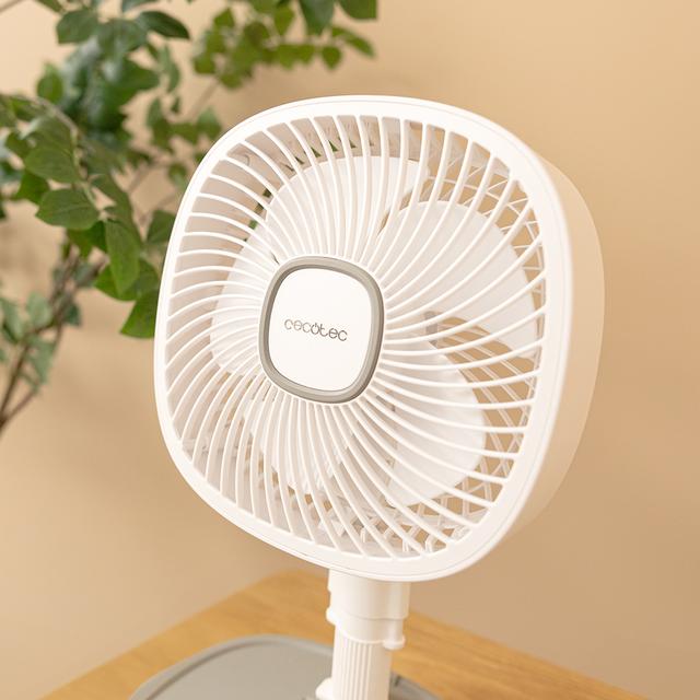 Ventilador blanco compacto en ambiente hogar