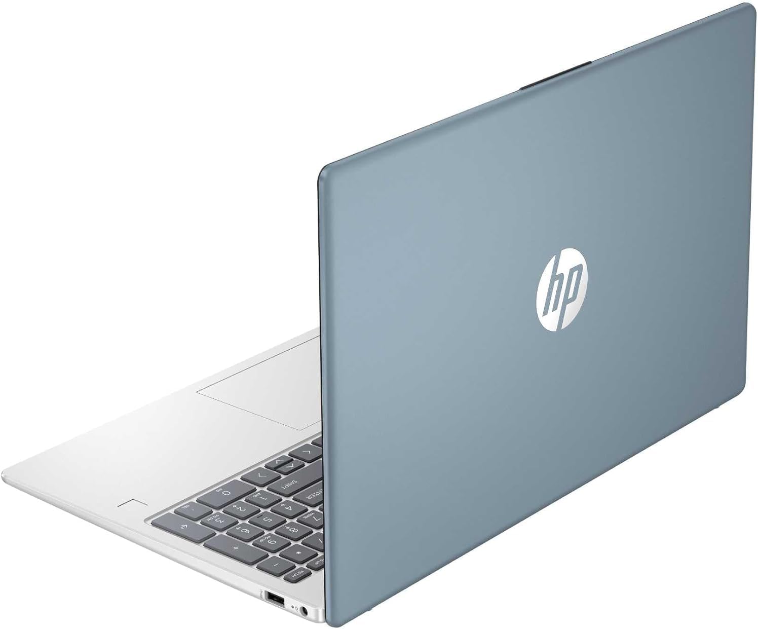 Portátil HP 15.6 pulgadas con tapa azul cielo y teclado plateado, vista posterior de tres cuartos