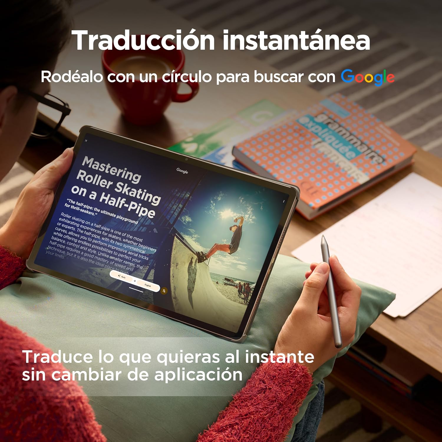 Estudio relajado con tableta, libros y café