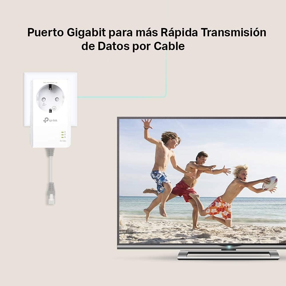 Adaptador Powerline conectado a un televisor mostrando niños jugando rugby en la playa.