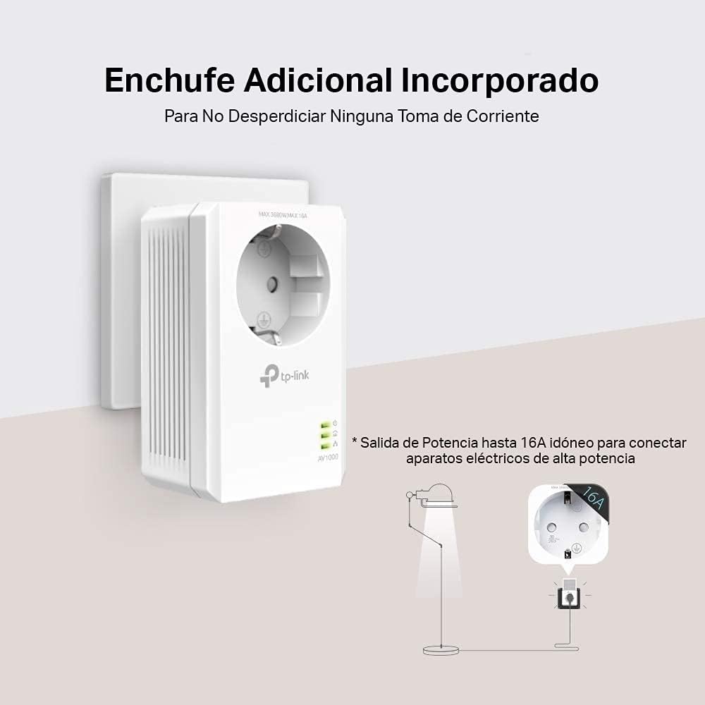 Adaptador powerline TP-Link TL-PA7017P conectado a un enchufe europeo de 16A, con indicador LED verde