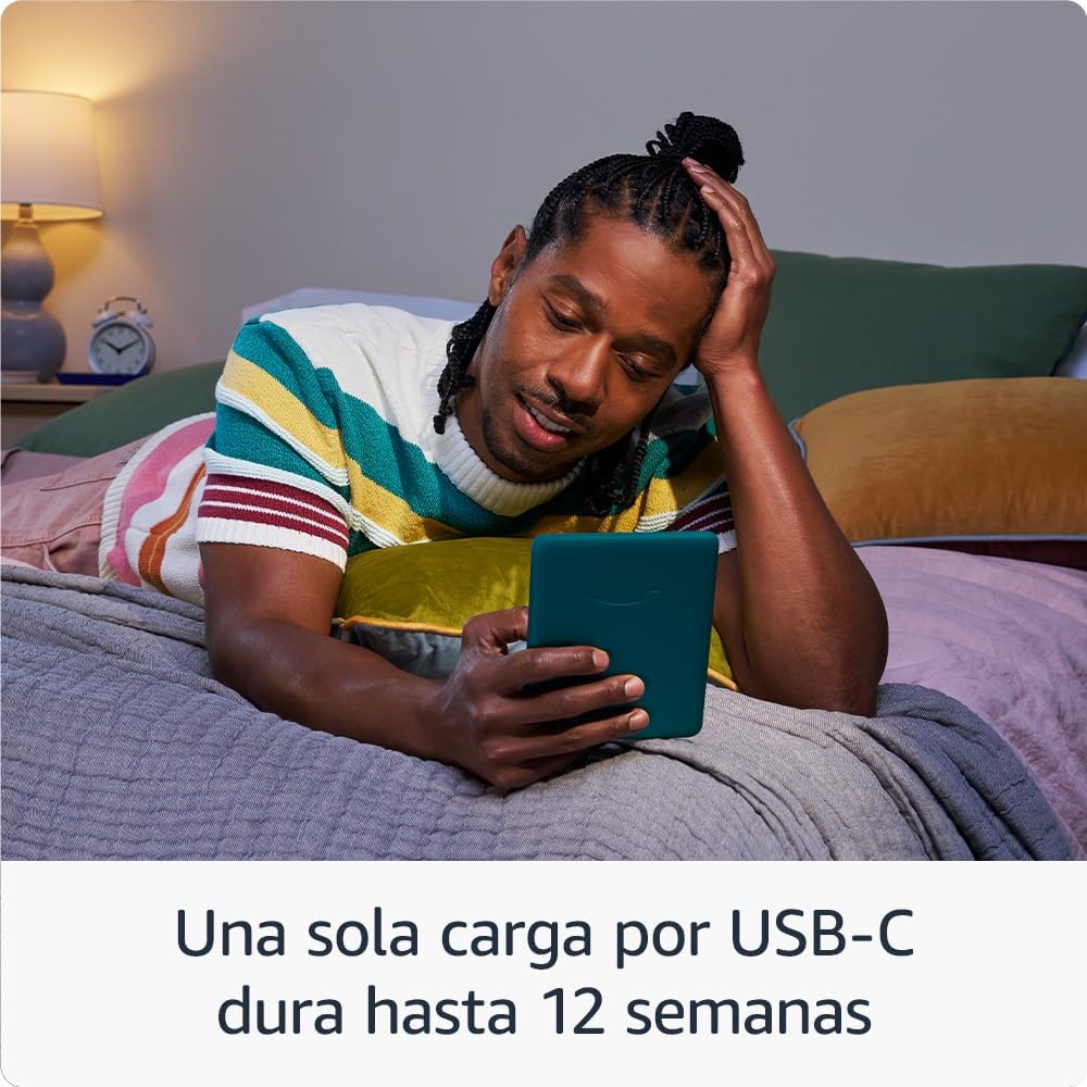 Hombre joven usando un dispositivo electrónico en la cama