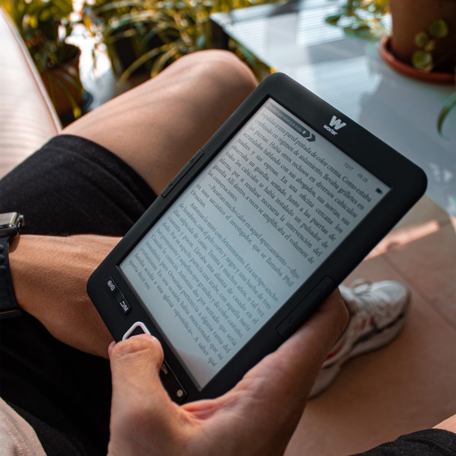 Persona leyendo un eBook Woxter Scriba 195 en un sofá.
