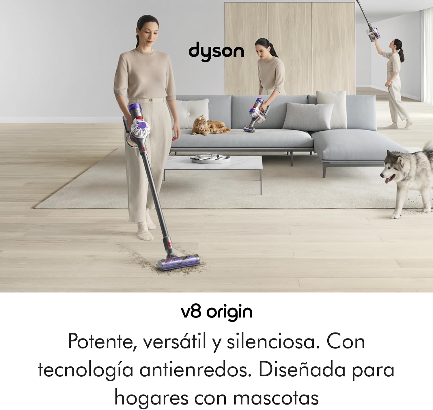 Mujeres limpiando con Dyson V8 Origin en una sala de estar con mascotas