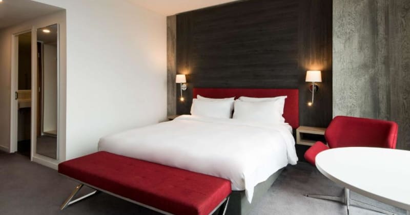 A bedroom at the Radisson Blu Birmingham with its signature red bench