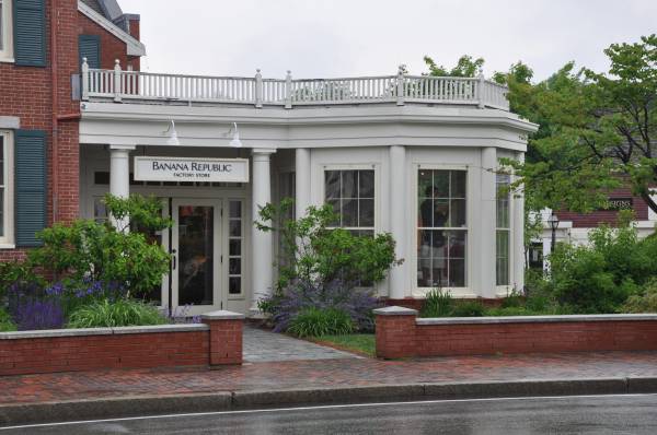 Banana Republic factory store with bay display windows