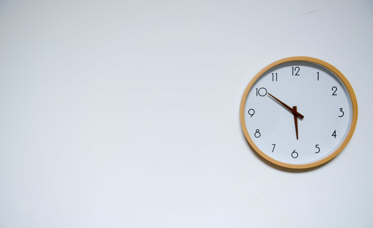 Clock representing the best time to send appointment reminders