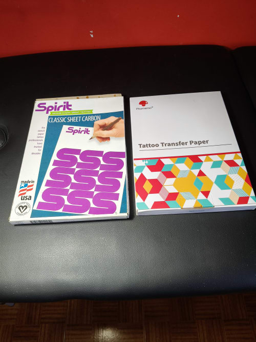 Vendo come da foto in blocco materiale da consumo per tattoo.