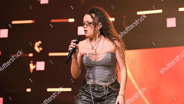 stage-vocal-performance