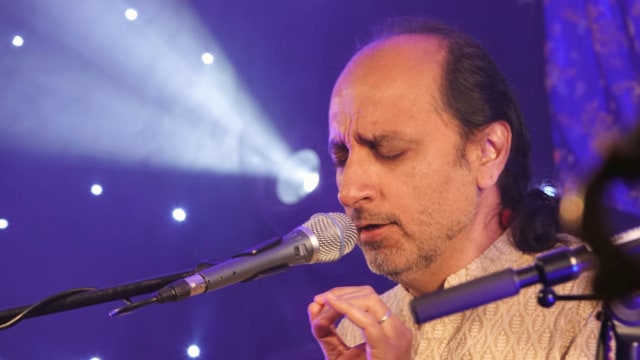 Manish Vyas — Live stage performance with microphone