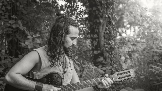 forest-performance-bw